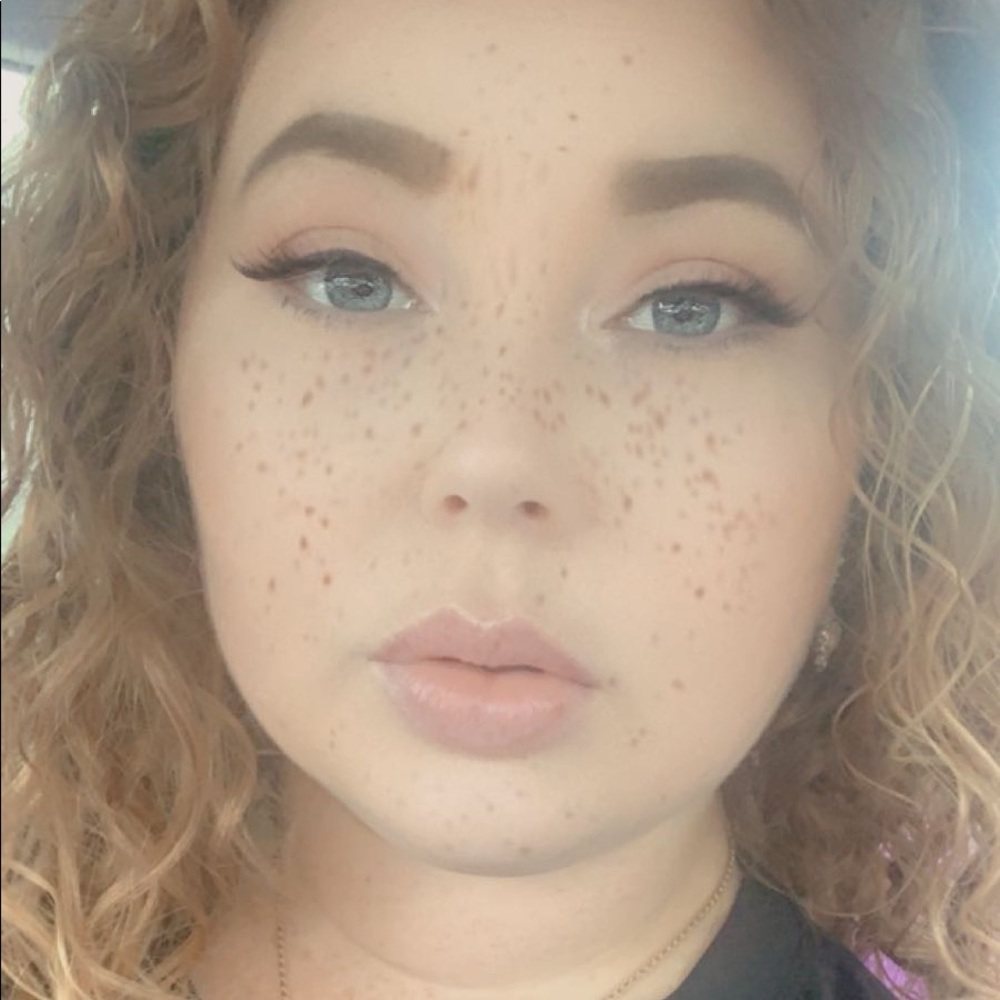 Meet your Posher, Emilee